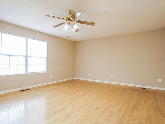 5th image of 117 Scarlet Green Ct