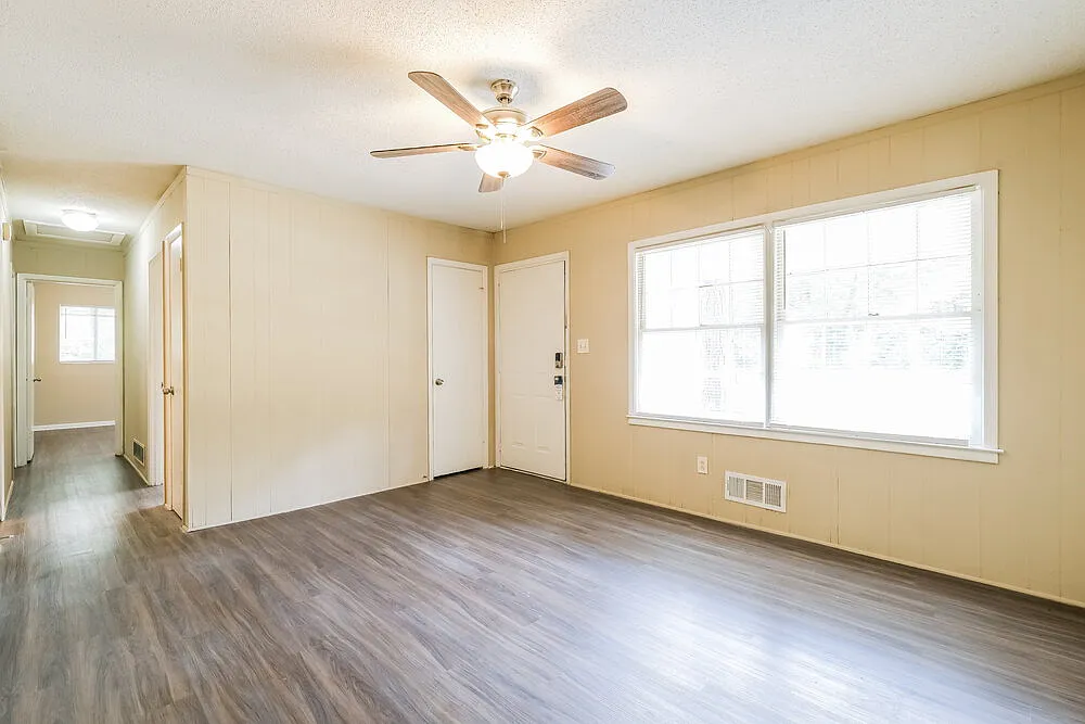 3 bed, 1.5 bath, 1098 sqft, $1,515 — Photo 3