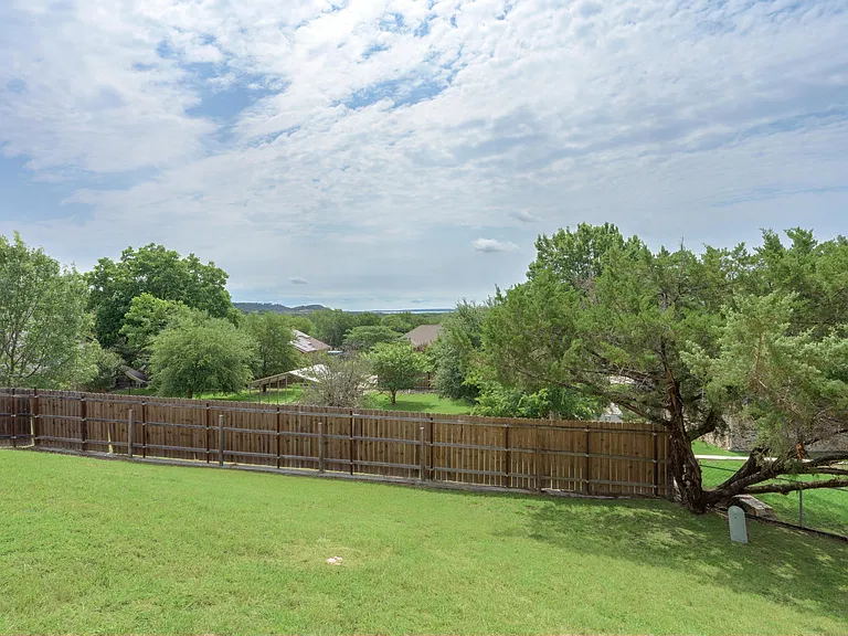 1810 Mesa Oaks Cir — Photo 52