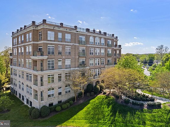 3rd image of 810 Belmont Bay Dr APT 206