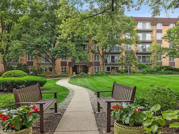 445 N Park Blvd APT 3D, Glen Ellyn, IL 60137