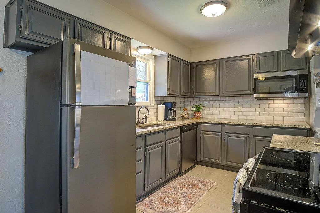 3 bed, 1.0 bath, 1053 sqft, $1,450 — Photo 4