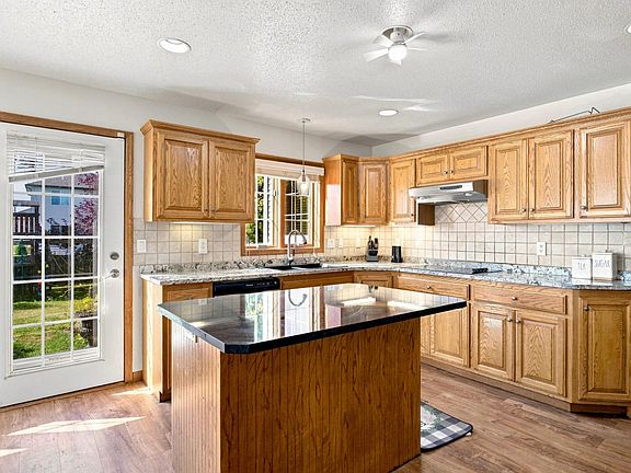 5th image of 609 Lexington Ln