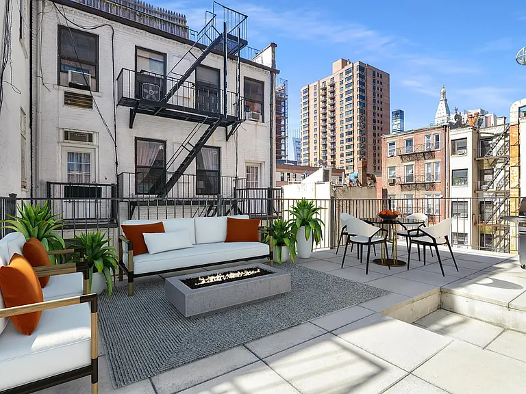 240 E 26th St #CH — Photo 1