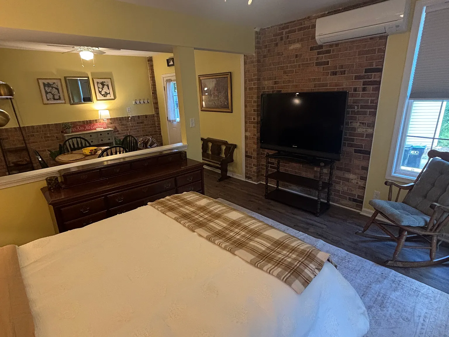 1 bed, 1500 sqft, $1,700 — Photo 1