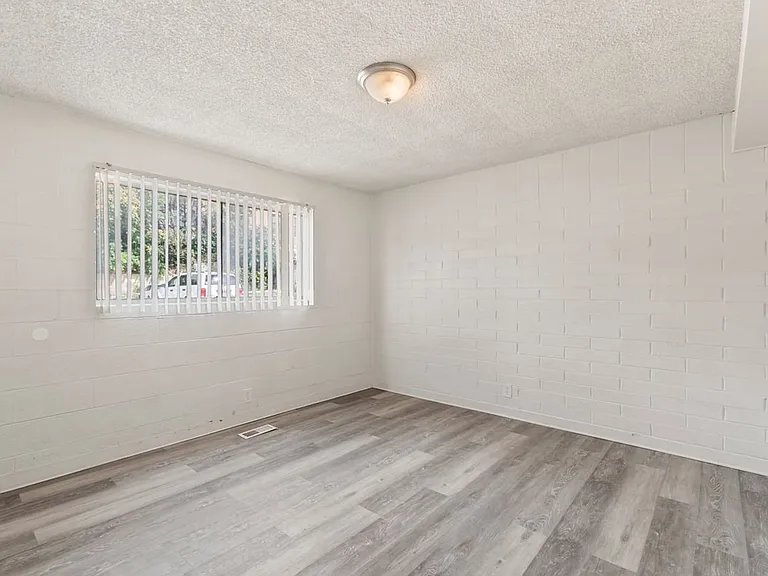 Towne Apartments — Photo 10