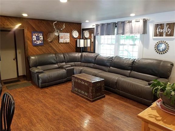 3rd image of 18 Stoney Oak Cir