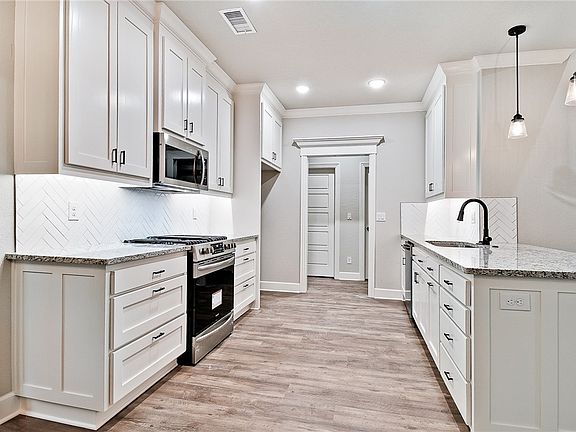 4th image of 46 Pamona Dr