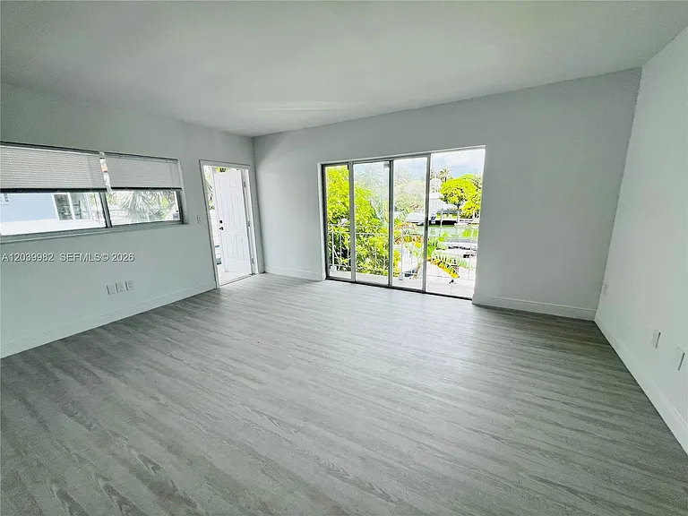 2033 Calais Dr #10 — Photo 4