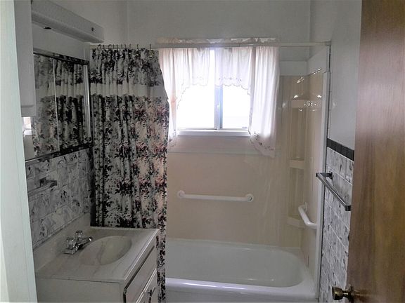 Bathroom tub/shower