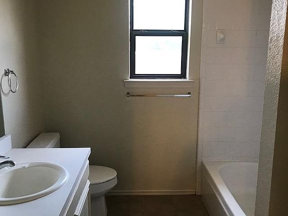 5th image of 409 Kline Ave #1