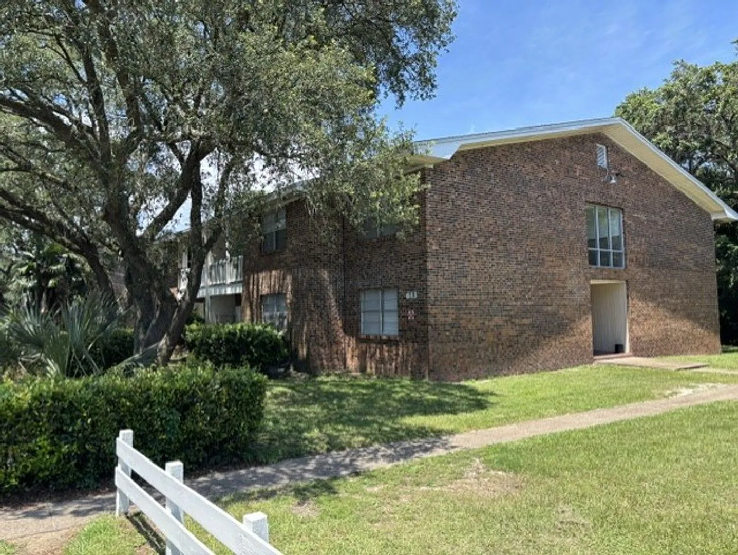 Charming 2-Bedroom Apartment with Pool Access in Fort Walton Beach — Photo 2