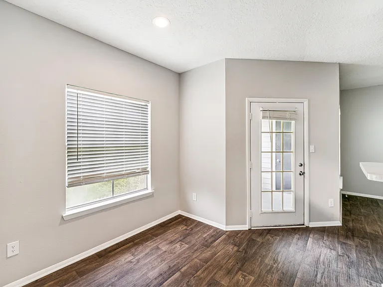 Waterford Creek Apartments — Photo 6