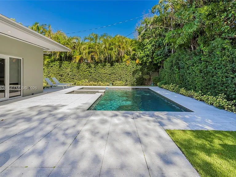 301 Shore Dr E — Photo 48