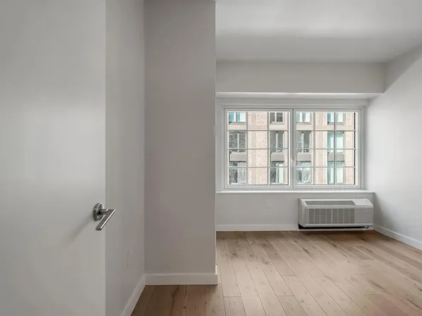 555 Waverly Avenue image 6 of 24