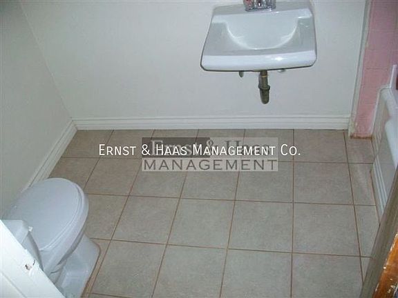 5th image of 2527 N Eucalyptus Ave #3