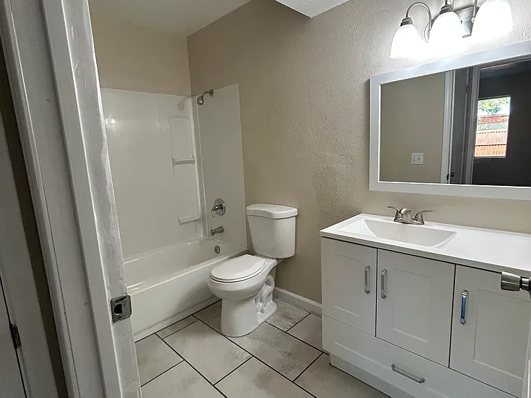 3953 N Palm Grove Dr #1 — Photo 18