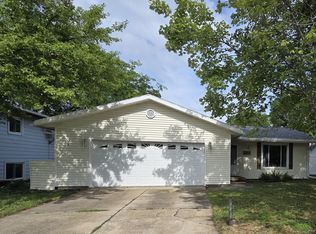 2016 Juniper Ln, Bloomington, IL 61701