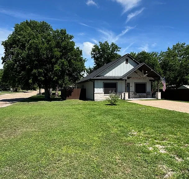 909 N Randolph Ave — Photo 2