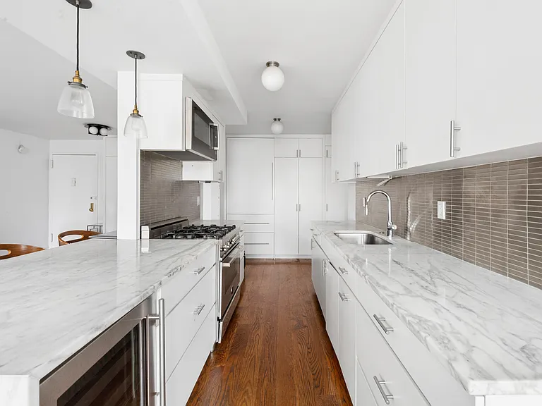 201 E 36th St #17C — Photo 6