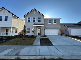 1040 W Compass Dr, Madera, CA