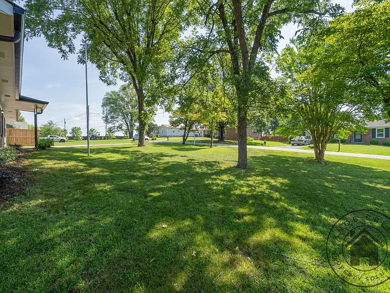 1138 Highland Dr — Photo 3