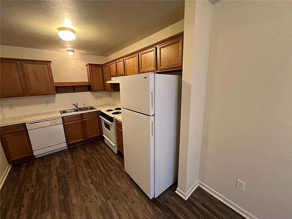 5th image of 920 Sun Meadow St