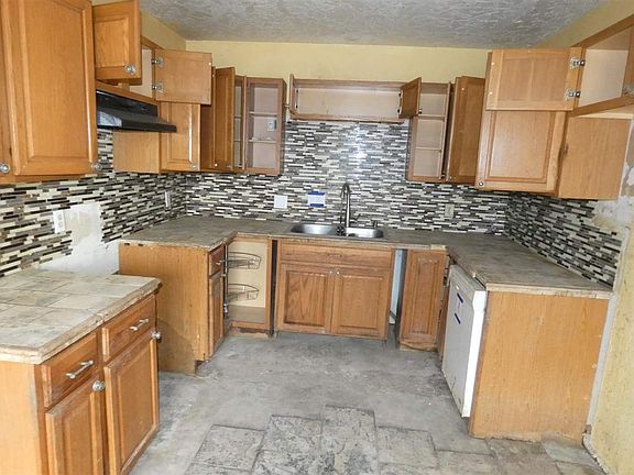 4th image of 827 SE Lomond Ln