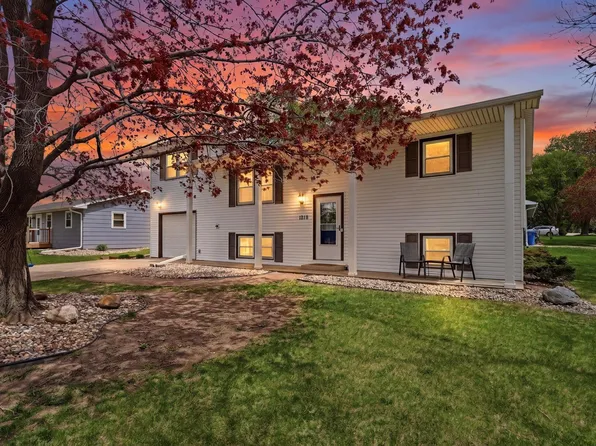 1212 Broadway St, Larchwood, IA 51241