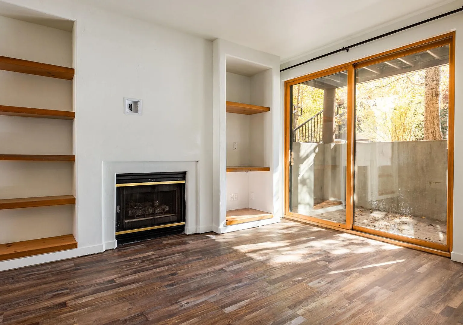 Pinebrook Condo Near Bus Line — Photo 2