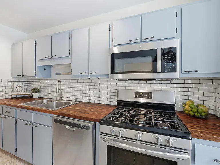 101 Thomas Ln #B1 — Photo 7
