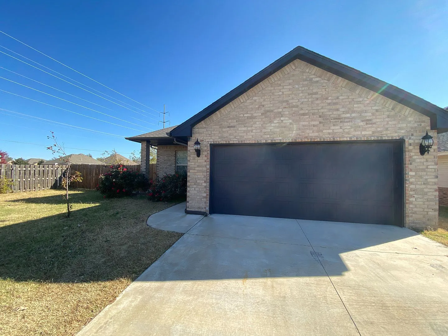 Beautiful 3 bed 2 bath PLUS office in Yukon — Photo 3