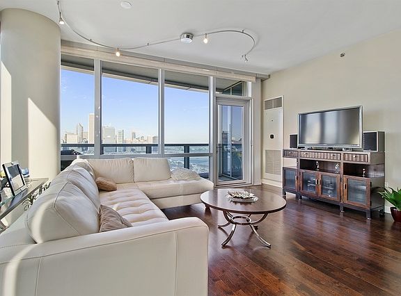 5th image of 1211 S Prairie Ave APT 3306
