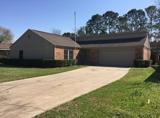 824 N Plantation Dr, Angleton, TX 77515