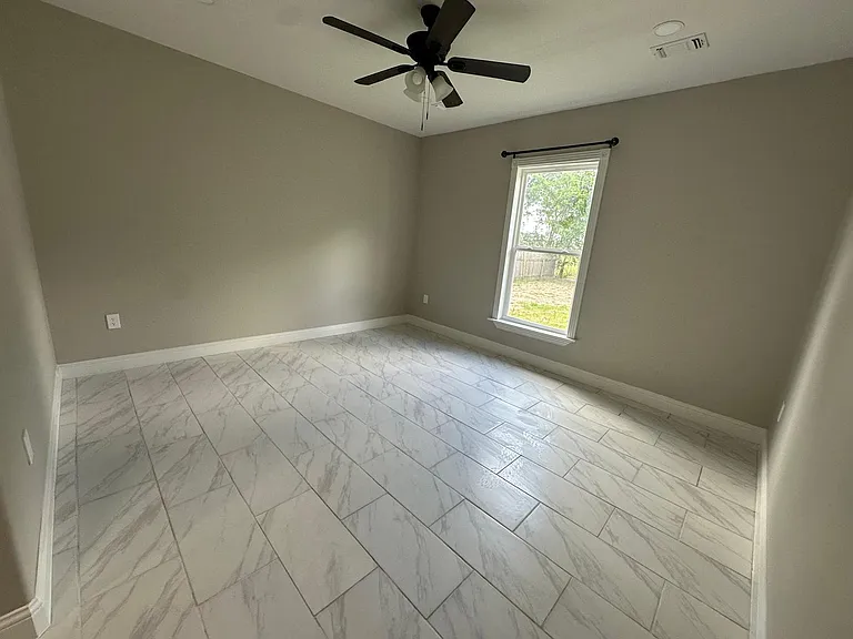 592 E Main St — Photo 5