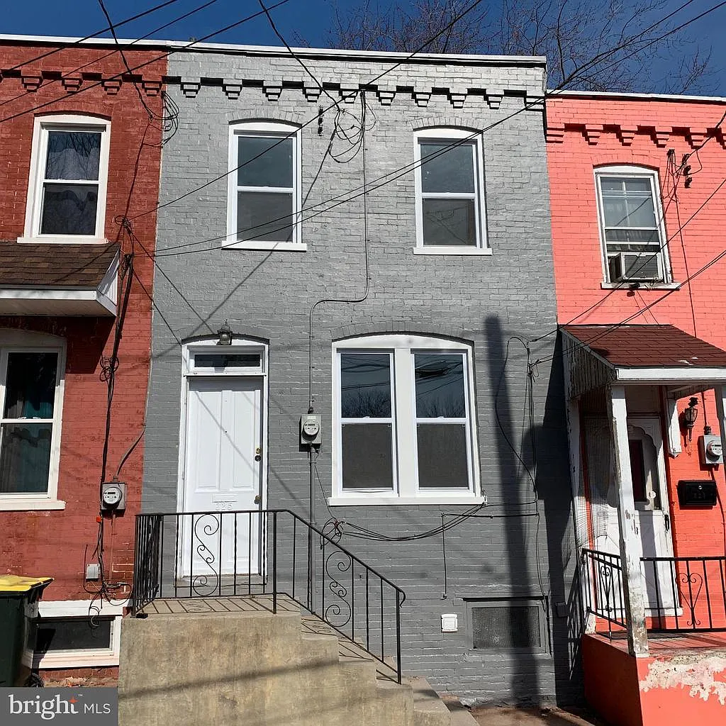 325 Groff Ave photo 1