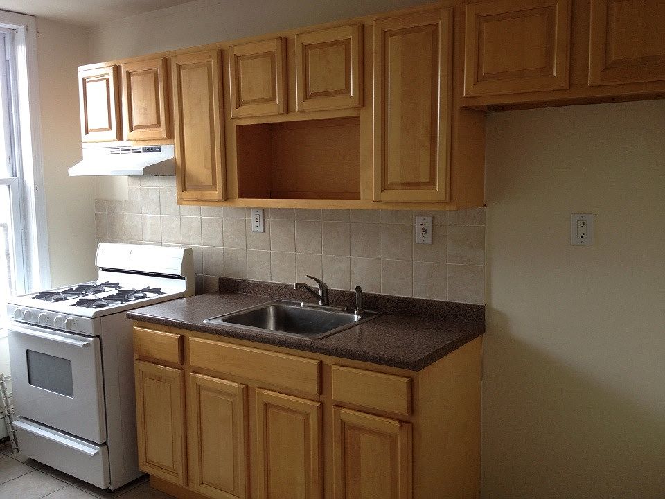 2nd image of 17 Saint Pauls Ave APT 4
