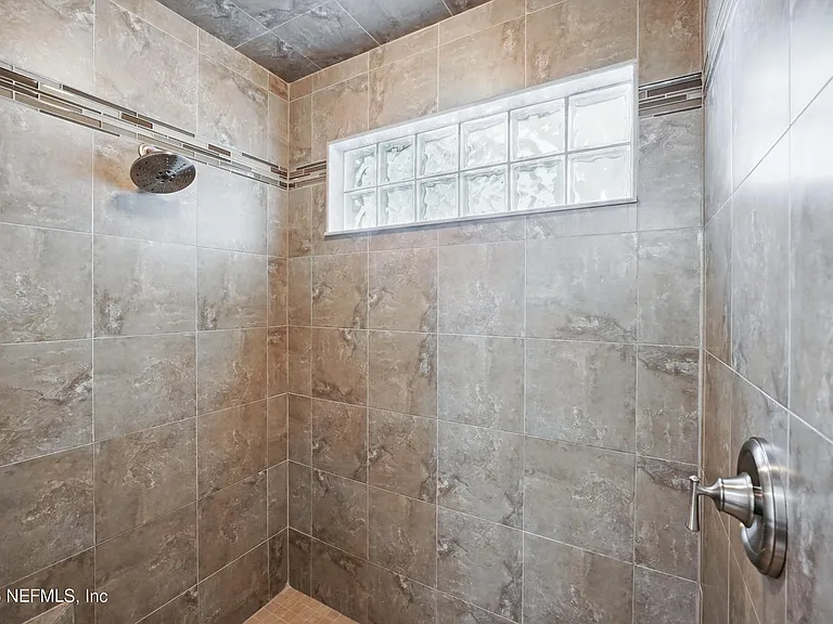 150A N Roscoe Blvd — Photo 34