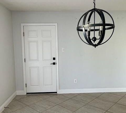 5th image of 238 E Manhatton Dr