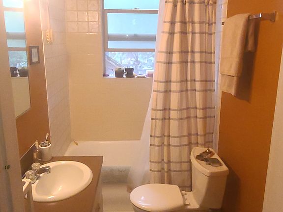 4th image of 1820 E Thomas St #5