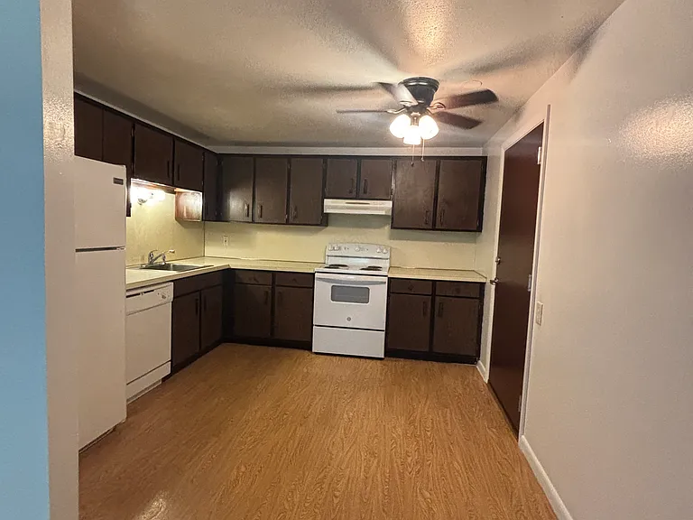 Governor Weare Apartments — Photo 18