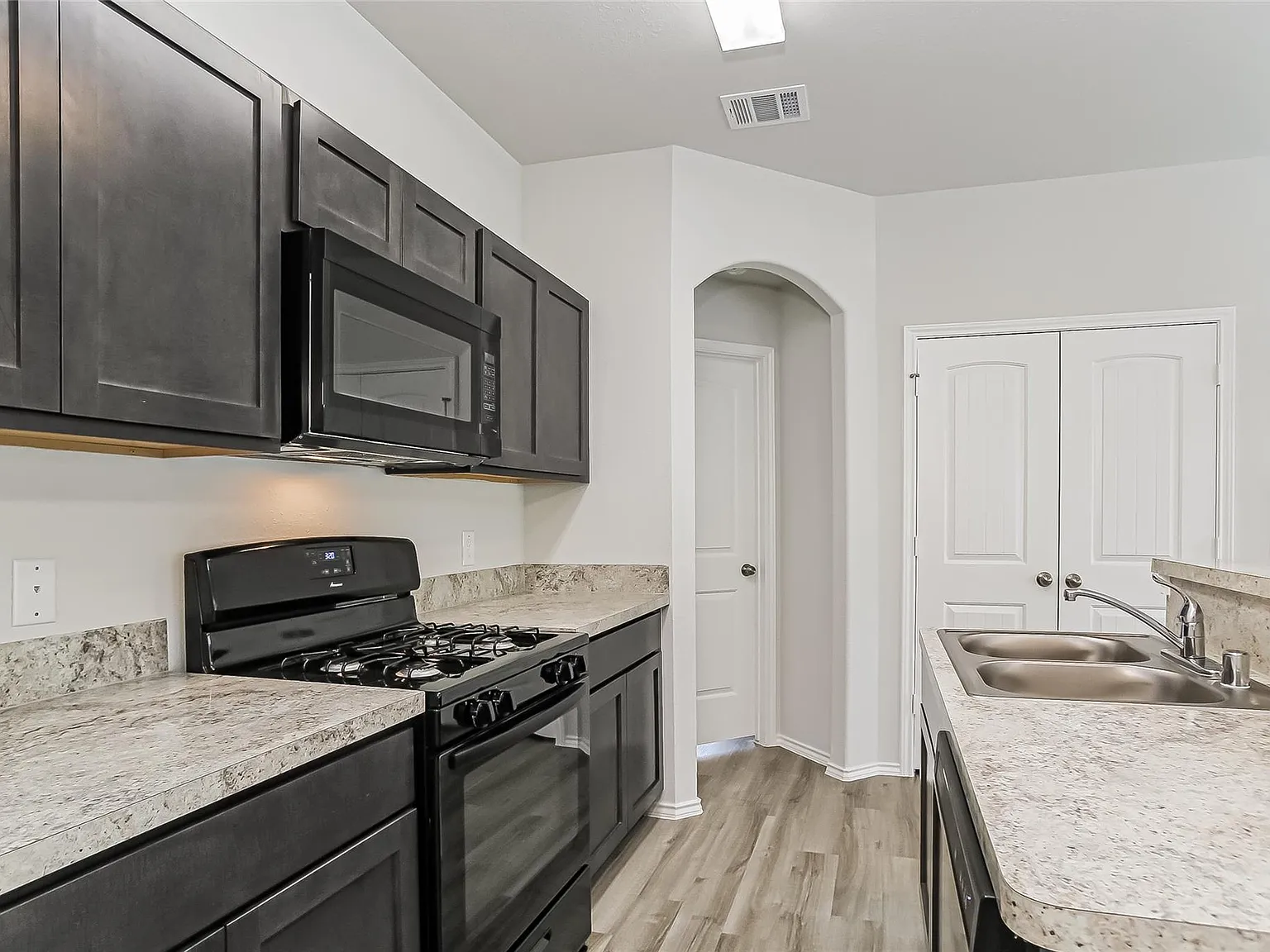 3 bed, 2.0 bath, 1307 sqft, $1,825 — Photo 3
