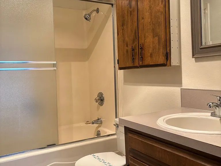 Large Two Bedroom Duplex in South Salem — Photo 7
