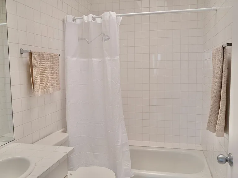 4884 Glenalbyn Dr — Photo 21