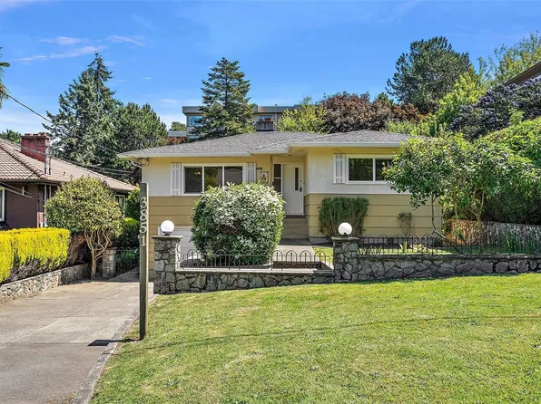 3851 Saul St, Saanich, BC V8X 1S4