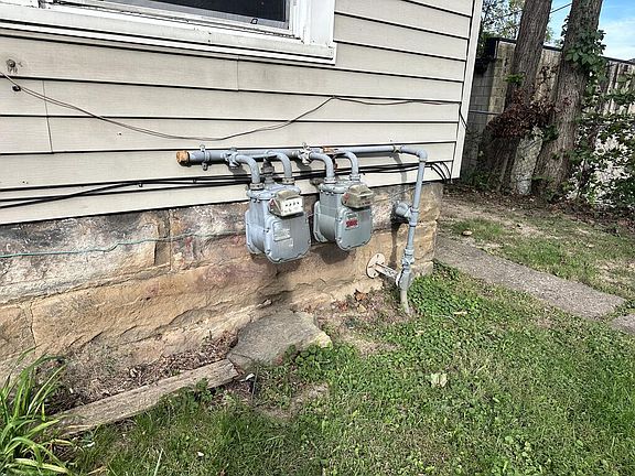3rd image of 40 Lind Ave