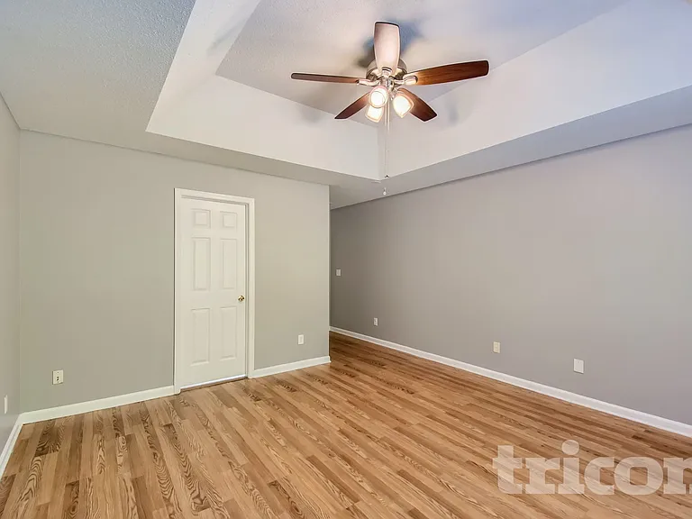390 River Point Dr — Photo 11