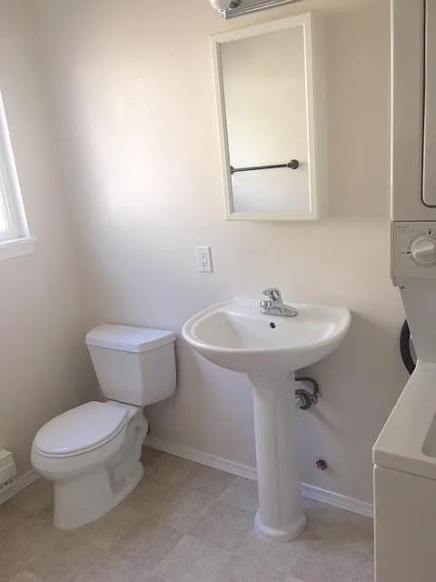 1/2 bathroom lower