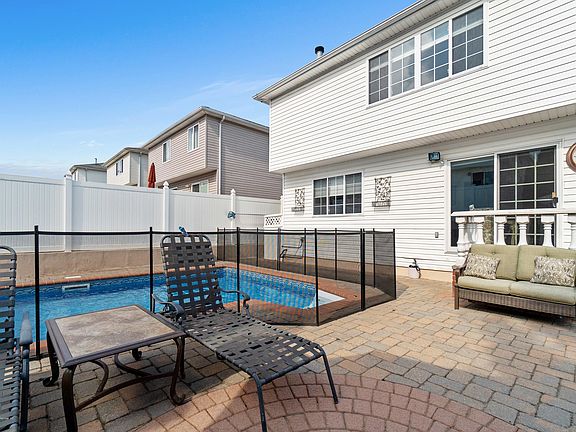 4th image of 72 Dexter Ave