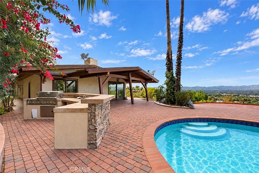 4 bed, 2304 sqft, $9,950 — Photo 1